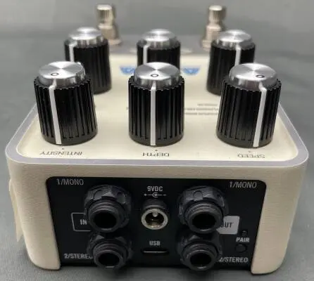 Universal Audio - Astra Modulation Machine Stereo Effects Pedal 2